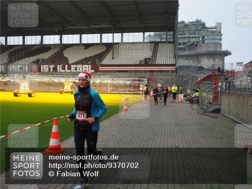 07.12.2025 - St. Pauli X-Mass-Run No. 15 Fabian Wolf http://msf.ph/oto/9370702 07.12.2025 10:04:30 Ziel 113, 1291, 1302, 1522, 1701, 1712, 1738, 1871, 2454, 2569, 2570, 3188, 3477, 3911, 4673 meine-sportfotos.de