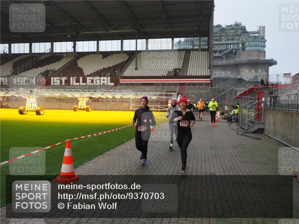 07.12.2025 - St. Pauli X-Mass-Run No. 15 Fabian Wolf http://msf.ph/oto/9370703 07.12.2025 10:04:34 Ziel 713, 1291, 1522, 1701, 1871, 2569, 2570, 3188, 3477, 3894, 3911, 4673 meine-sportfotos.de