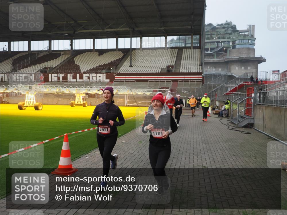 07.12.2025 - St. Pauli X-Mass-Run No. 15 Fabian Wolf http://msf.ph/oto/9370706 07.12.2025 10:04:34 Ziel 713, 1291, 1522, 1701, 1871, 2569, 2570, 3188, 3477, 3894, 3911, 4673 meine-sportfotos.de
