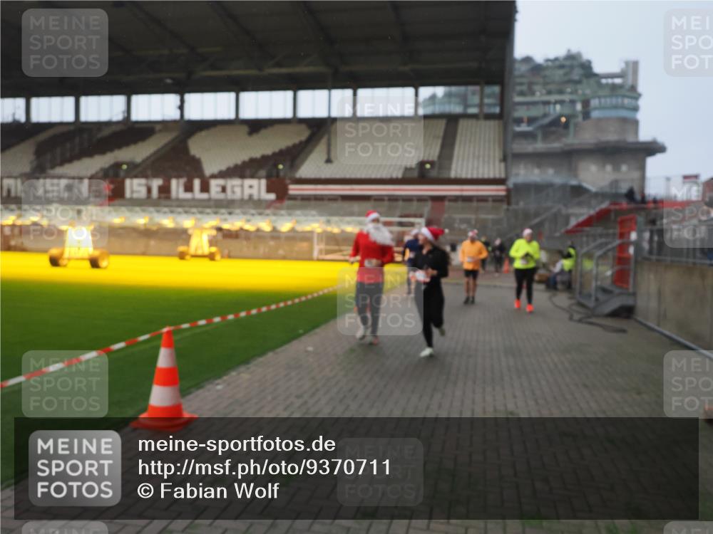 07.12.2025 - St. Pauli X-Mass-Run No. 15 Fabian Wolf http://msf.ph/oto/9370711 07.12.2025 10:04:36 Ziel 713, 1522, 1701, 1871, 2569, 2570, 3477, 3894, 3911, 4673 meine-sportfotos.de