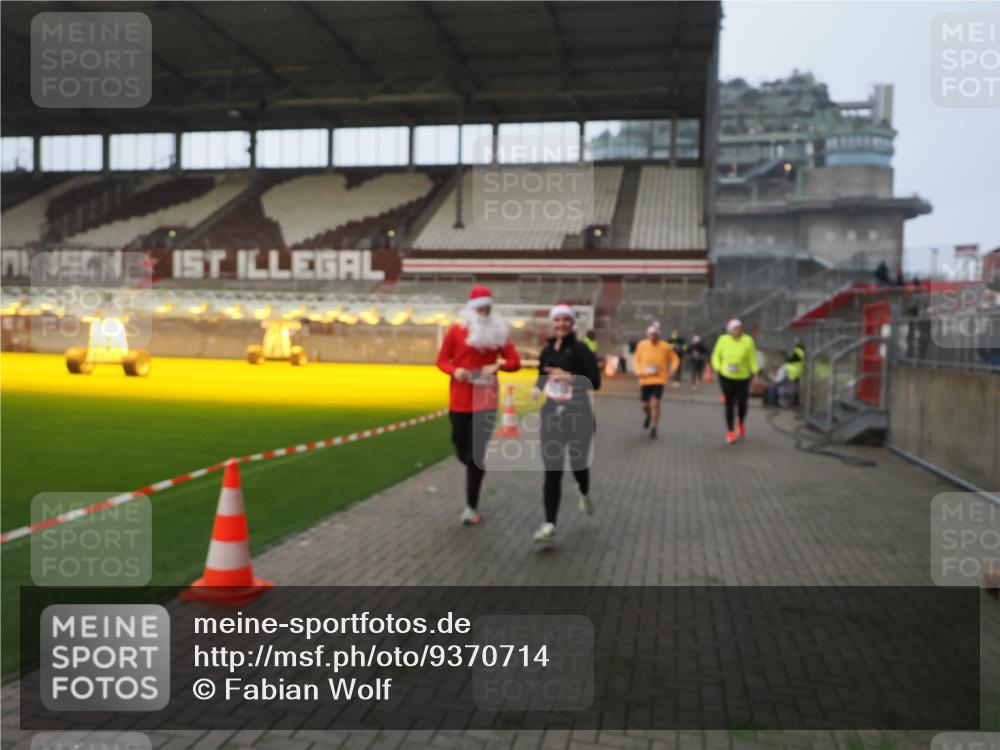 07.12.2025 - St. Pauli X-Mass-Run No. 15 Fabian Wolf http://msf.ph/oto/9370714 07.12.2025 10:04:37 Ziel 713, 1522, 1701, 1871, 2569, 2570, 3477, 3894, 3911, 4673 meine-sportfotos.de