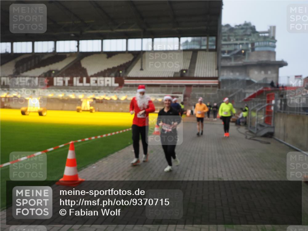 07.12.2025 - St. Pauli X-Mass-Run No. 15 Fabian Wolf http://msf.ph/oto/9370715 07.12.2025 10:04:37 Ziel 713, 1522, 1701, 1871, 2569, 2570, 3477, 3894, 3911, 4673 meine-sportfotos.de