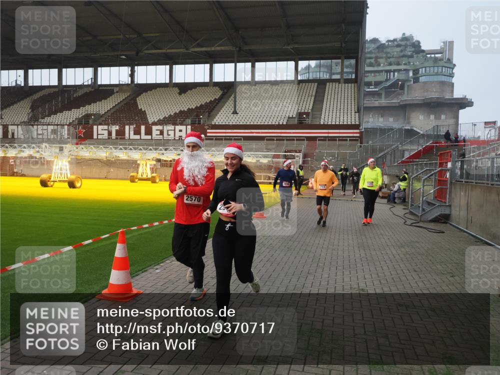 07.12.2025 - St. Pauli X-Mass-Run No. 15 Fabian Wolf http://msf.ph/oto/9370717 07.12.2025 10:04:38 Ziel 713, 1522, 1701, 1871, 2569, 2570, 3477, 3894, 3911, 4080, 4553, 4557, 4673 meine-sportfotos.de