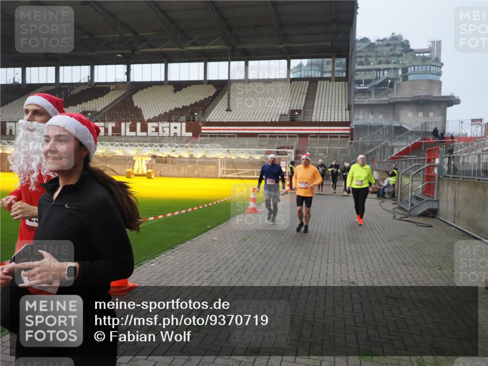 07.12.2025 - St. Pauli X-Mass-Run No. 15 Fabian Wolf http://msf.ph/oto/9370719 07.12.2025 10:04:38 Ziel 713, 1522, 1701, 1871, 2569, 2570, 3477, 3894, 3911, 4080, 4553, 4557, 4673 meine-sportfotos.de