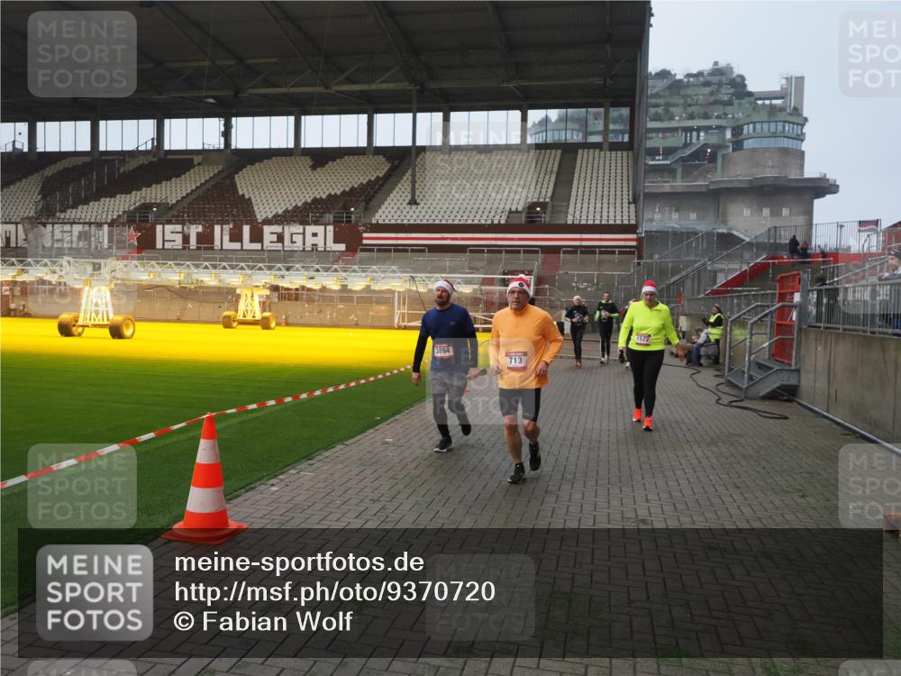 07.12.2025 - St. Pauli X-Mass-Run No. 15 Fabian Wolf http://msf.ph/oto/9370720 07.12.2025 10:04:39 Ziel 713, 1522, 1701, 1871, 2569, 2570, 3477, 3894, 3911, 4080, 4553, 4557 meine-sportfotos.de