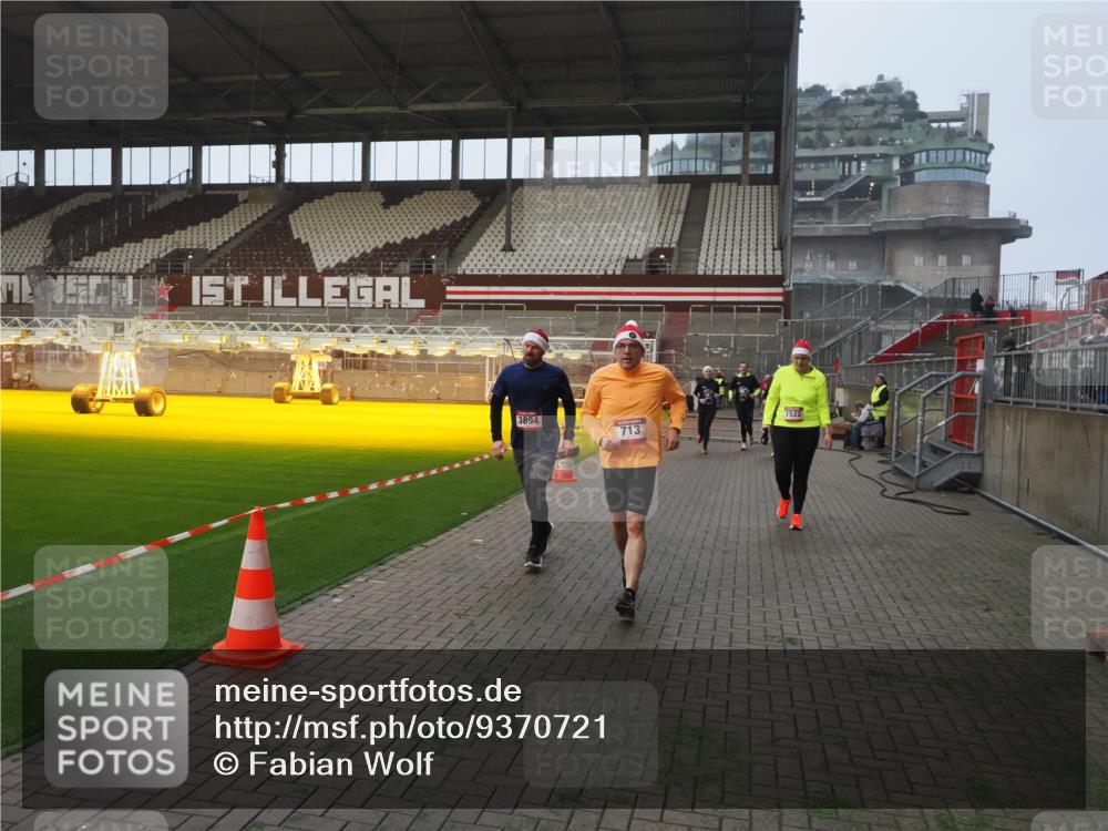 07.12.2025 - St. Pauli X-Mass-Run No. 15 Fabian Wolf http://msf.ph/oto/9370721 07.12.2025 10:04:40 Ziel 713, 1522, 1701, 1871, 2569, 2570, 3477, 3894, 3911, 4080, 4553, 4557 meine-sportfotos.de