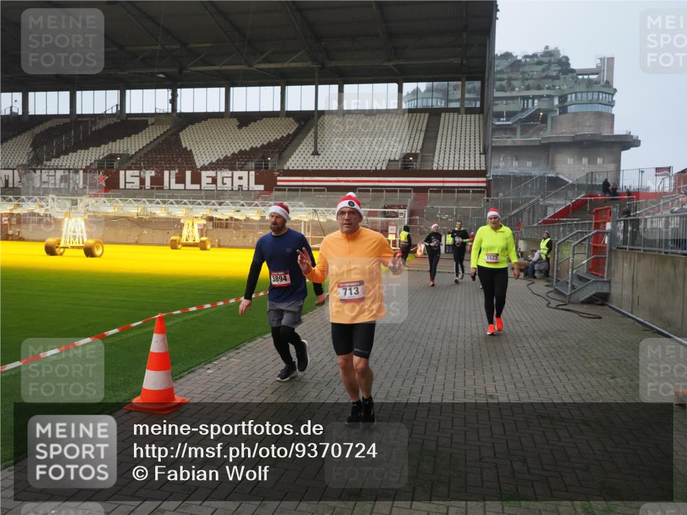 07.12.2025 - St. Pauli X-Mass-Run No. 15 Fabian Wolf http://msf.ph/oto/9370724 07.12.2025 10:04:40 Ziel 713, 1522, 1701, 1871, 2569, 2570, 3477, 3894, 3911, 4080, 4553, 4557 meine-sportfotos.de