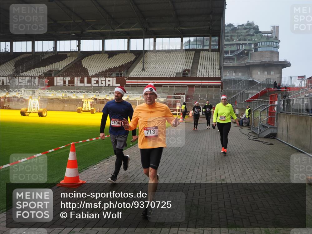 07.12.2025 - St. Pauli X-Mass-Run No. 15 Fabian Wolf http://msf.ph/oto/9370725 07.12.2025 10:04:40 Ziel 713, 1522, 1701, 1871, 2569, 2570, 3477, 3894, 3911, 4080, 4553, 4557 meine-sportfotos.de
