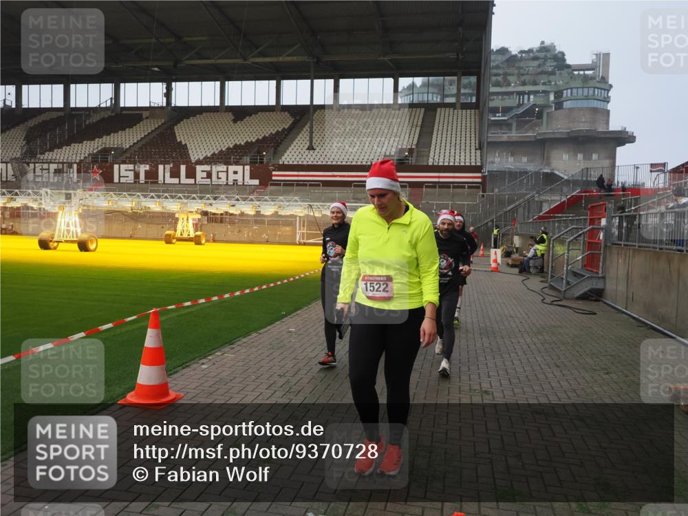 07.12.2025 - St. Pauli X-Mass-Run No. 15 Fabian Wolf http://msf.ph/oto/9370728 07.12.2025 10:04:44 Ziel 713, 1217, 1522, 1701, 2569, 2570, 3477, 3894, 3911, 4080, 4553, 4557 meine-sportfotos.de