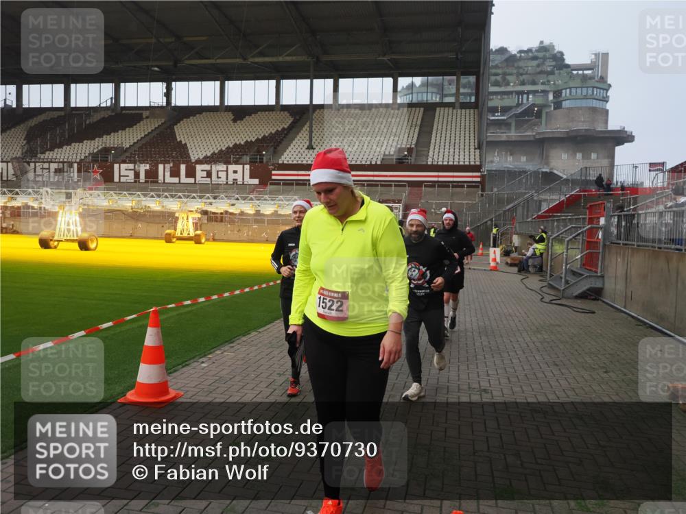 07.12.2025 - St. Pauli X-Mass-Run No. 15 Fabian Wolf http://msf.ph/oto/9370730 07.12.2025 10:04:44 Ziel 713, 1217, 1522, 1701, 2569, 2570, 3477, 3894, 3911, 4080, 4553, 4557 meine-sportfotos.de