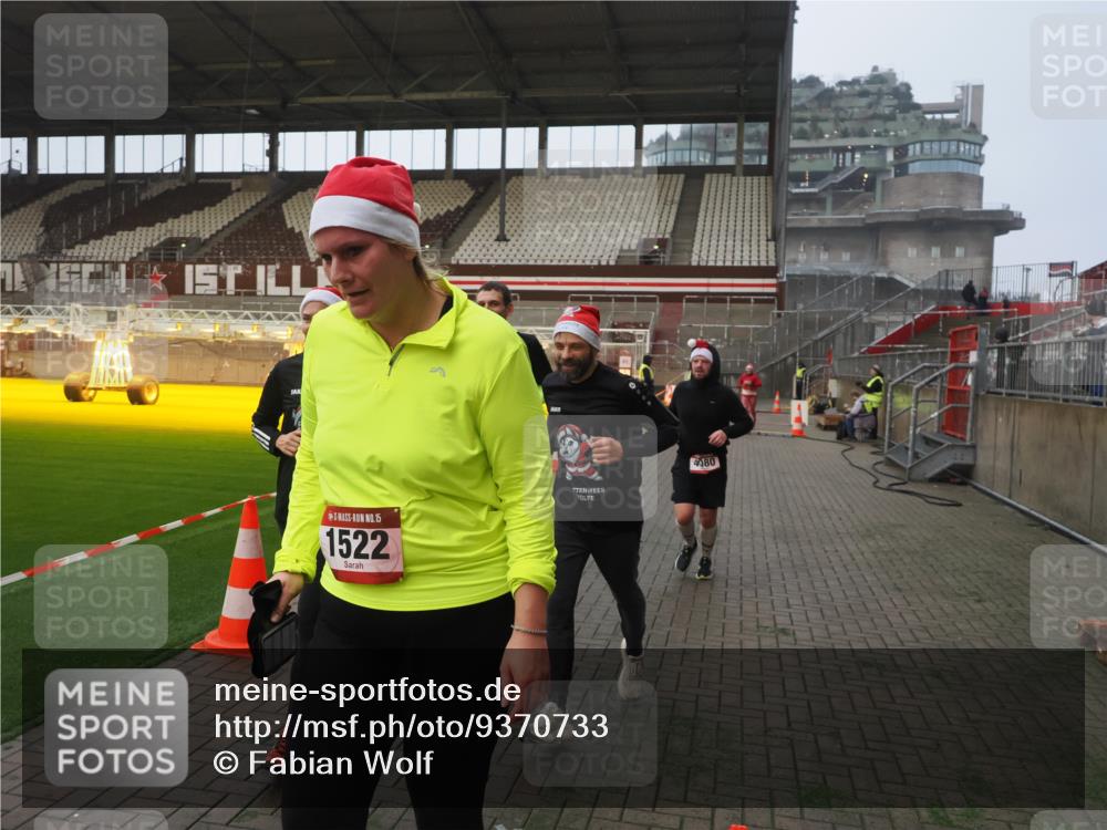 07.12.2025 - St. Pauli X-Mass-Run No. 15 Fabian Wolf http://msf.ph/oto/9370733 07.12.2025 10:04:45 Ziel 713, 1217, 1701, 2569, 2570, 3477, 3894, 3911, 4080, 4553, 4557 meine-sportfotos.de