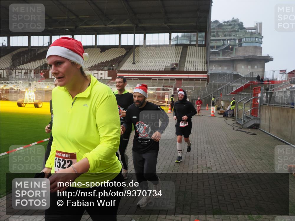 07.12.2025 - St. Pauli X-Mass-Run No. 15 Fabian Wolf http://msf.ph/oto/9370734 07.12.2025 10:04:45 Ziel 713, 1217, 1701, 2569, 2570, 3477, 3894, 3911, 4080, 4553, 4557 meine-sportfotos.de