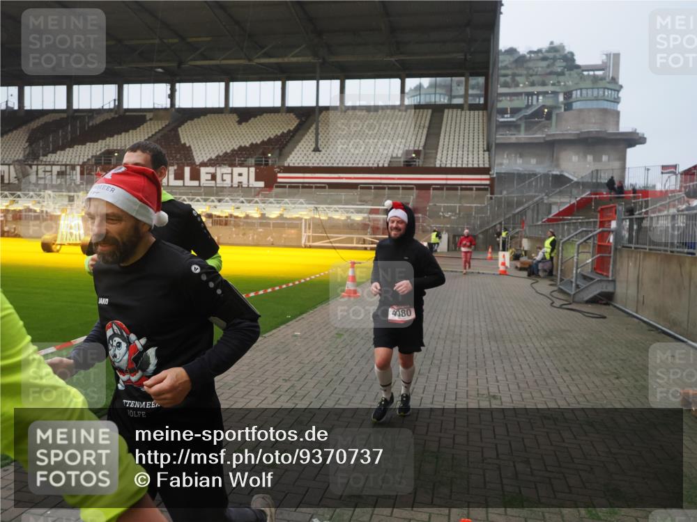 07.12.2025 - St. Pauli X-Mass-Run No. 15 Fabian Wolf http://msf.ph/oto/9370737 07.12.2025 10:04:46 Ziel 713, 1217, 1701, 2569, 2570, 3477, 3894, 3911, 4080, 4553, 4557 meine-sportfotos.de