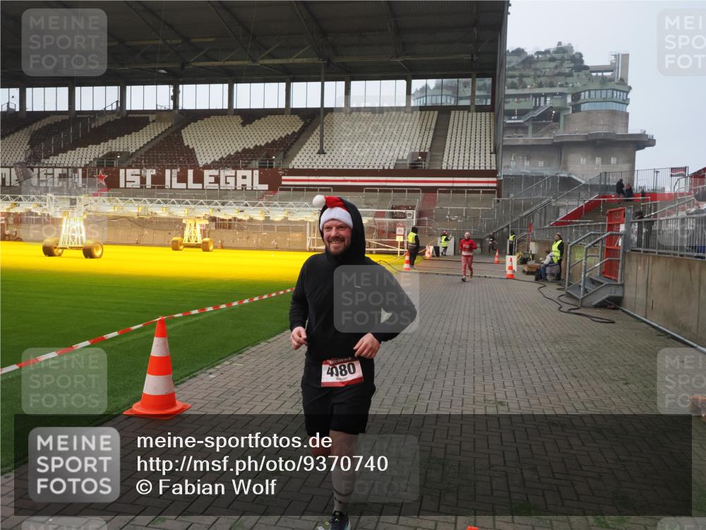 07.12.2025 - St. Pauli X-Mass-Run No. 15 Fabian Wolf http://msf.ph/oto/9370740 07.12.2025 10:04:46 Ziel 713, 1217, 1701, 2569, 2570, 3477, 3894, 3911, 4080, 4553, 4557 meine-sportfotos.de