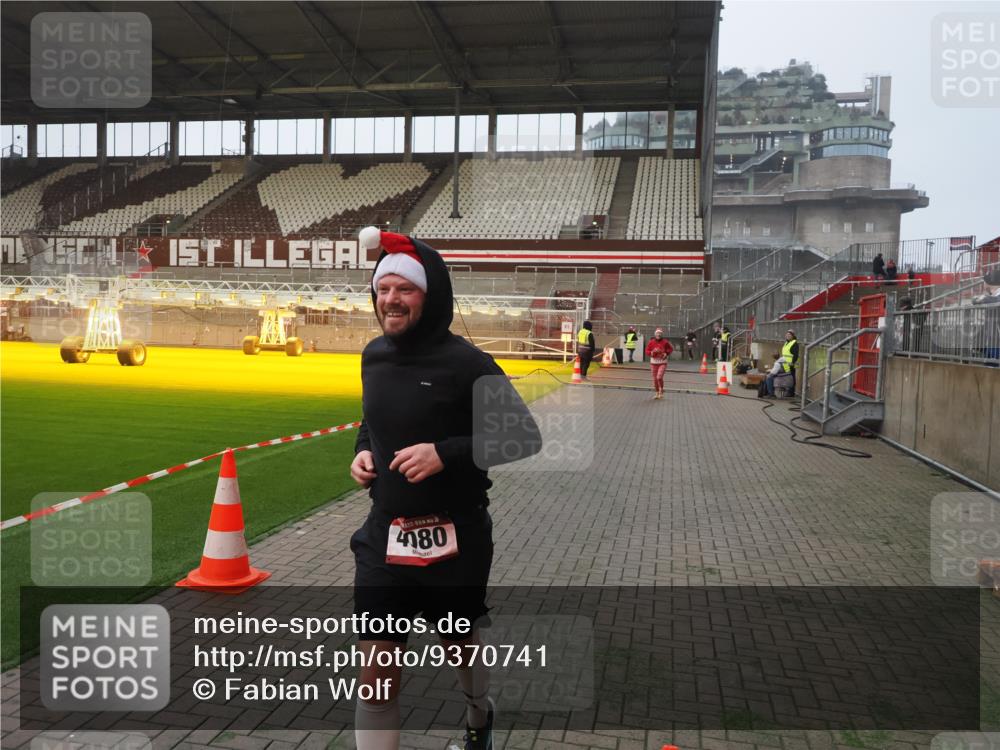 07.12.2025 - St. Pauli X-Mass-Run No. 15 Fabian Wolf http://msf.ph/oto/9370741 07.12.2025 10:04:47 Ziel 713, 1217, 1701, 2569, 2570, 3477, 3894, 3911, 4080, 4553, 4557 meine-sportfotos.de