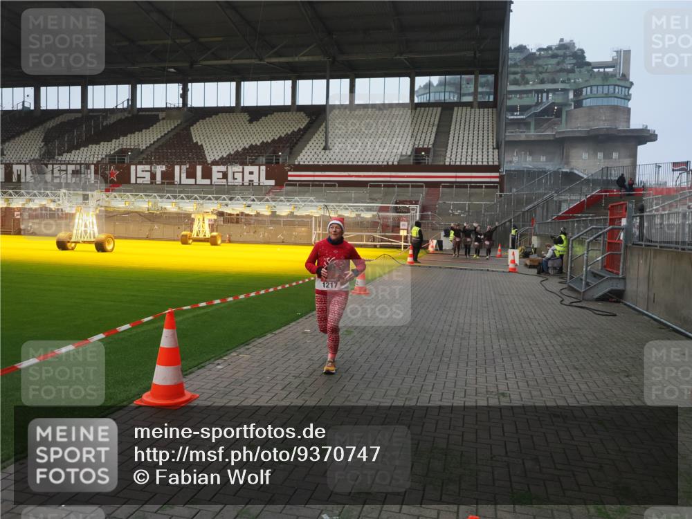 07.12.2025 - St. Pauli X-Mass-Run No. 15 Fabian Wolf http://msf.ph/oto/9370747 07.12.2025 10:04:51 Ziel 713, 1217, 3894, 4080, 4553, 4557 meine-sportfotos.de