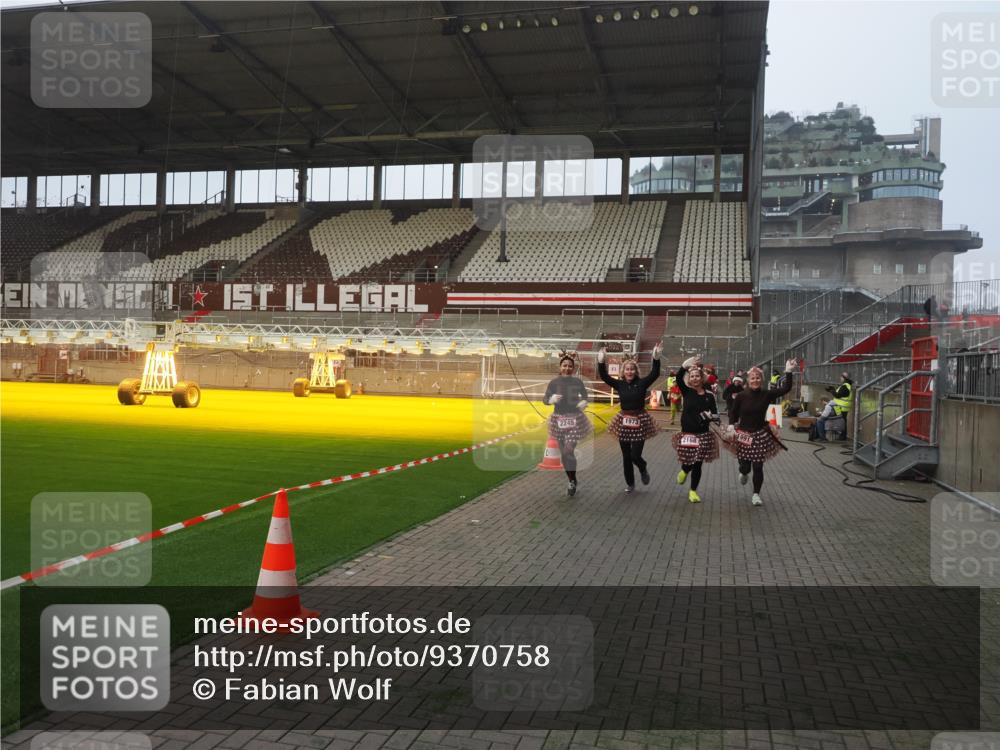 07.12.2025 - St. Pauli X-Mass-Run No. 15 Fabian Wolf http://msf.ph/oto/9370758 07.12.2025 10:04:58 Ziel 292, 1217, 1973, 1991, 2168, 2249, 2856, 2866, 4080, 4553, 4557 meine-sportfotos.de