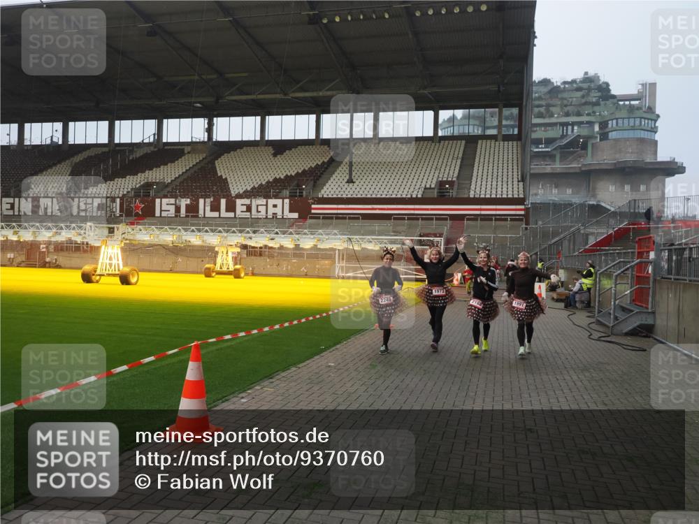 07.12.2025 - St. Pauli X-Mass-Run No. 15 Fabian Wolf http://msf.ph/oto/9370760 07.12.2025 10:04:58 Ziel 292, 1217, 1973, 1991, 2168, 2249, 2856, 2866, 4080, 4553, 4557 meine-sportfotos.de