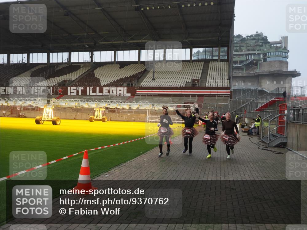 07.12.2025 - St. Pauli X-Mass-Run No. 15 Fabian Wolf http://msf.ph/oto/9370762 07.12.2025 10:04:59 Ziel 210, 292, 1217, 1973, 1991, 2168, 2249, 2856, 2866 meine-sportfotos.de