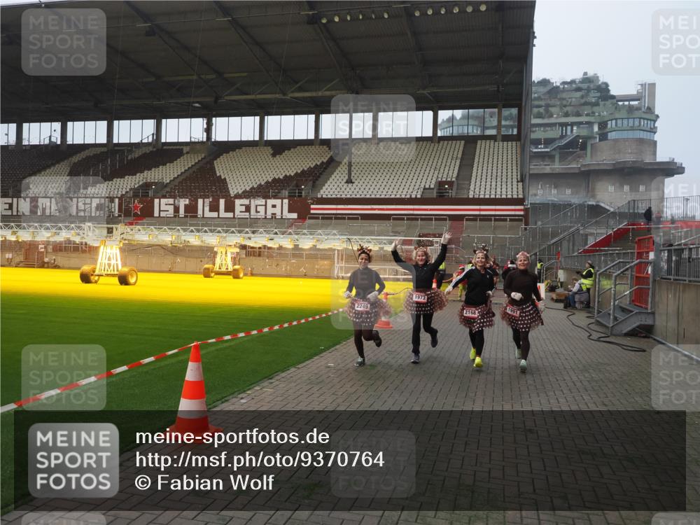 07.12.2025 - St. Pauli X-Mass-Run No. 15 Fabian Wolf http://msf.ph/oto/9370764 07.12.2025 10:04:59 Ziel 210, 292, 1217, 1973, 1991, 2168, 2249, 2856, 2866 meine-sportfotos.de