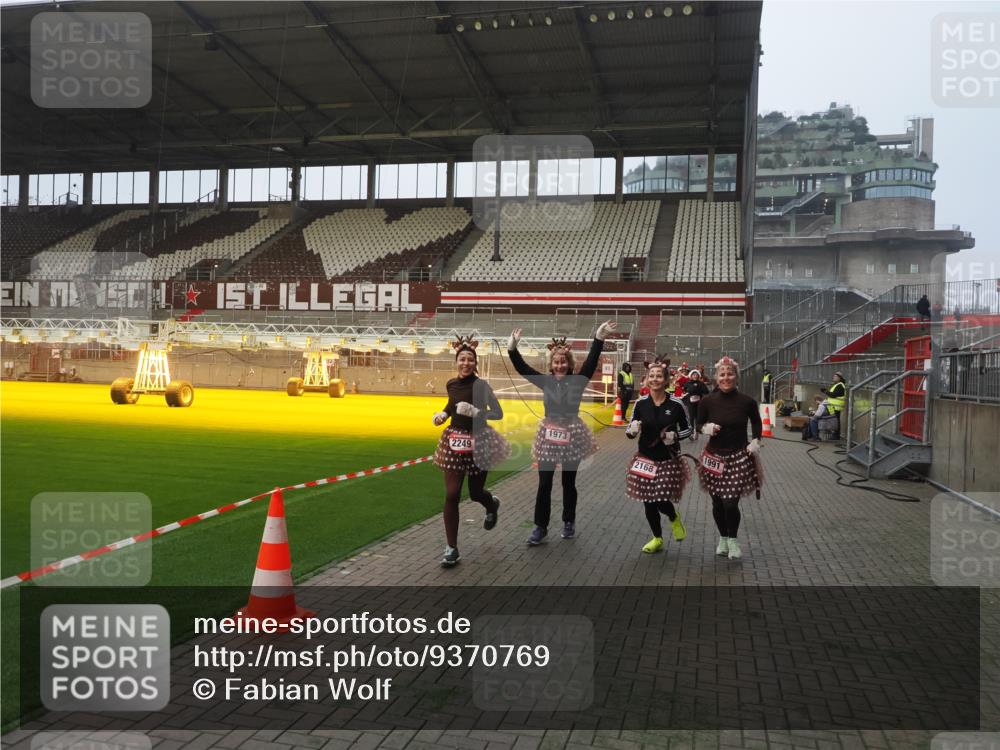 07.12.2025 - St. Pauli X-Mass-Run No. 15 Fabian Wolf http://msf.ph/oto/9370769 07.12.2025 10:04:59 Ziel 210, 292, 1217, 1973, 1991, 2168, 2249, 2856, 2866 meine-sportfotos.de