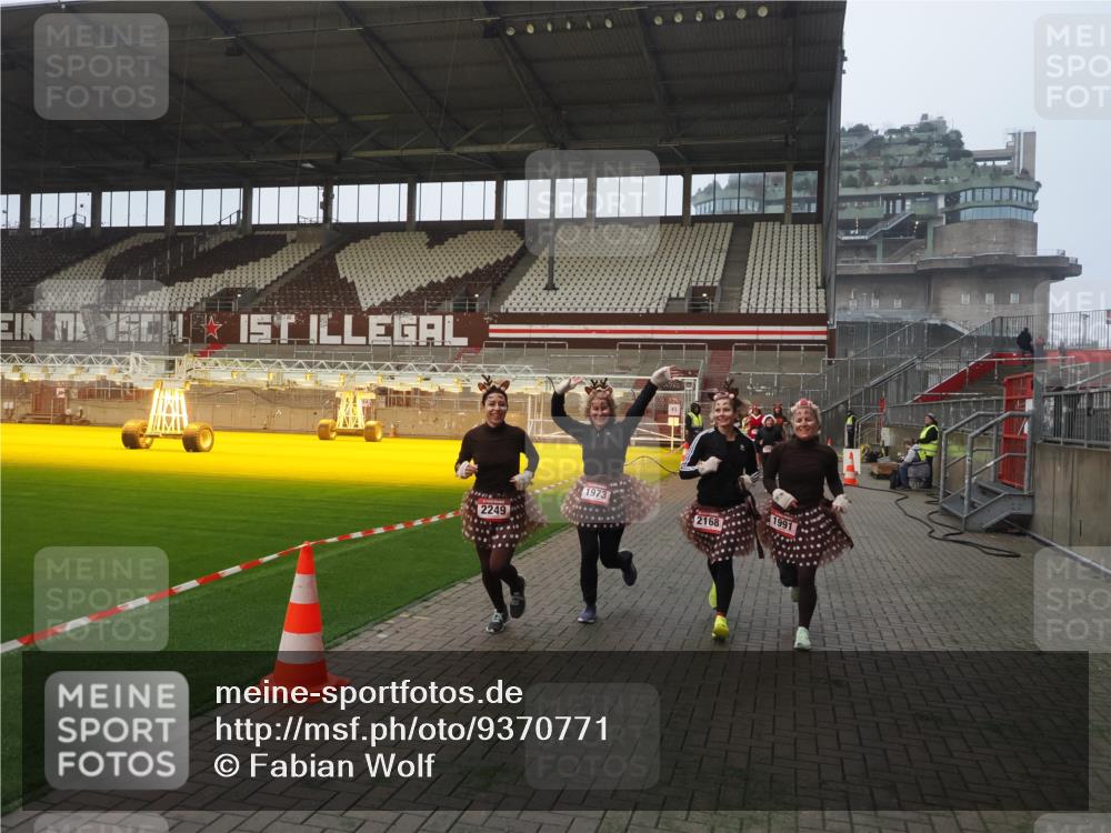 07.12.2025 - St. Pauli X-Mass-Run No. 15 Fabian Wolf http://msf.ph/oto/9370771 07.12.2025 10:05:00 Ziel 202, 210, 292, 699, 1217, 1973, 1991, 2168, 2249, 2856, 2866, 3311 meine-sportfotos.de