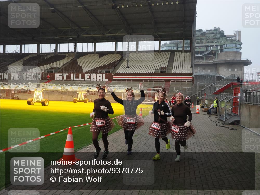 07.12.2025 - St. Pauli X-Mass-Run No. 15 Fabian Wolf http://msf.ph/oto/9370775 07.12.2025 10:05:00 Ziel 202, 210, 292, 699, 1217, 1973, 1991, 2168, 2249, 2856, 2866, 3311 meine-sportfotos.de