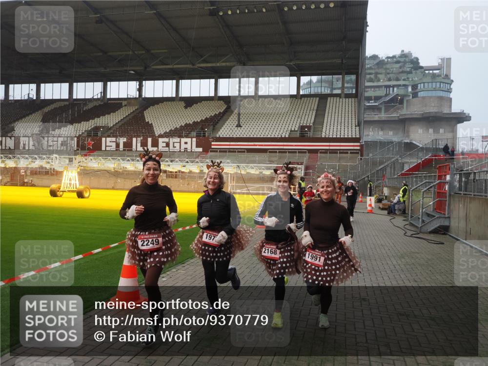 07.12.2025 - St. Pauli X-Mass-Run No. 15 Fabian Wolf http://msf.ph/oto/9370779 07.12.2025 10:05:00 Ziel 202, 210, 292, 699, 1217, 1973, 1991, 2168, 2249, 2856, 2866, 3311 meine-sportfotos.de