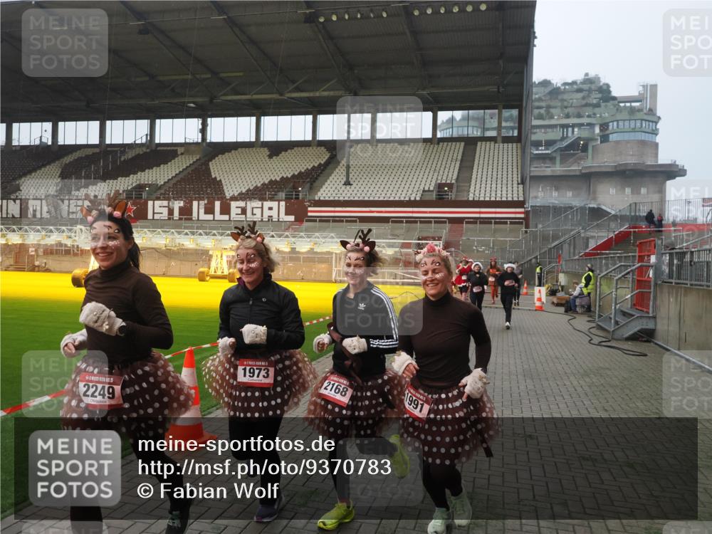 07.12.2025 - St. Pauli X-Mass-Run No. 15 Fabian Wolf http://msf.ph/oto/9370783 07.12.2025 10:05:01 Ziel 202, 210, 292, 699, 1217, 1973, 1991, 2168, 2249, 2856, 2866, 3307, 3311 meine-sportfotos.de