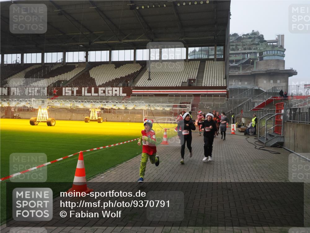 07.12.2025 - St. Pauli X-Mass-Run No. 15 Fabian Wolf http://msf.ph/oto/9370791 07.12.2025 10:05:03 Ziel 202, 210, 292, 699, 1217, 1973, 1991, 2168, 2249, 2856, 2866, 3307, 3311 meine-sportfotos.de