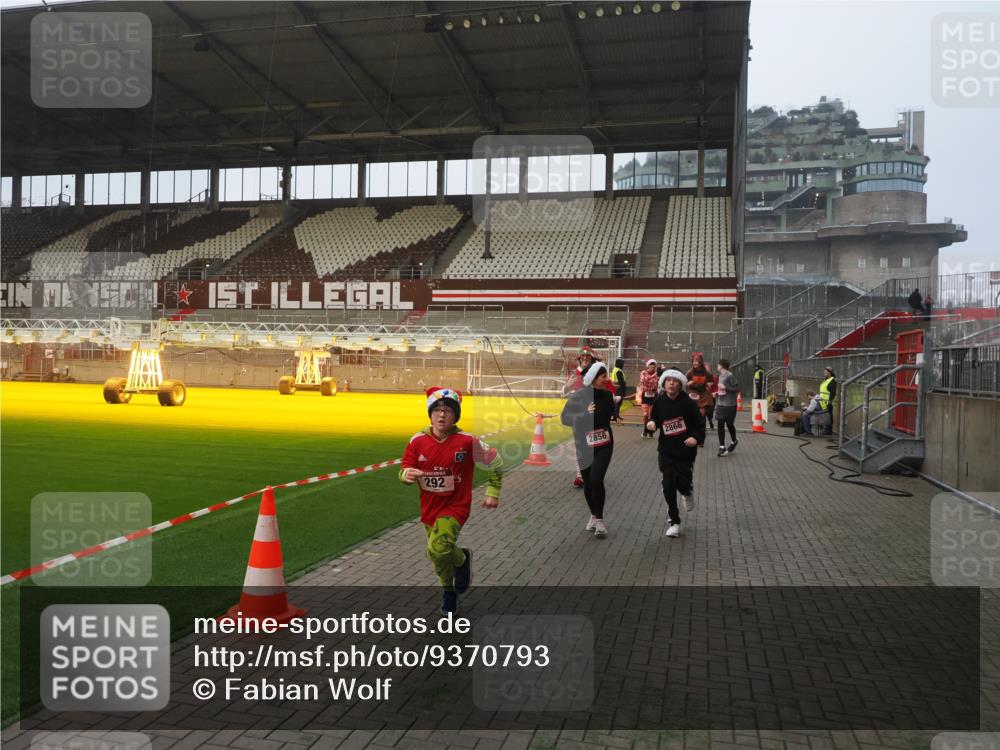 07.12.2025 - St. Pauli X-Mass-Run No. 15 Fabian Wolf http://msf.ph/oto/9370793 07.12.2025 10:05:03 Ziel 202, 210, 292, 699, 1217, 1973, 1991, 2168, 2249, 2856, 2866, 3307, 3311 meine-sportfotos.de