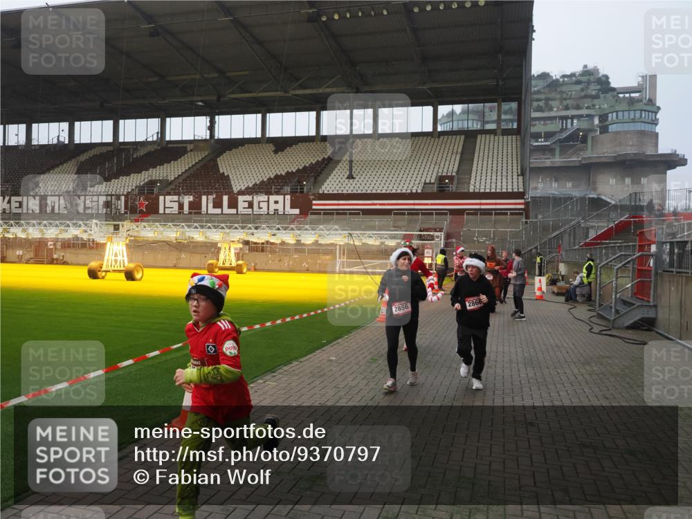 07.12.2025 - St. Pauli X-Mass-Run No. 15 Fabian Wolf http://msf.ph/oto/9370797 07.12.2025 10:05:04 Ziel 202, 210, 292, 699, 1973, 1991, 2168, 2249, 2856, 2866, 3307, 3311 meine-sportfotos.de