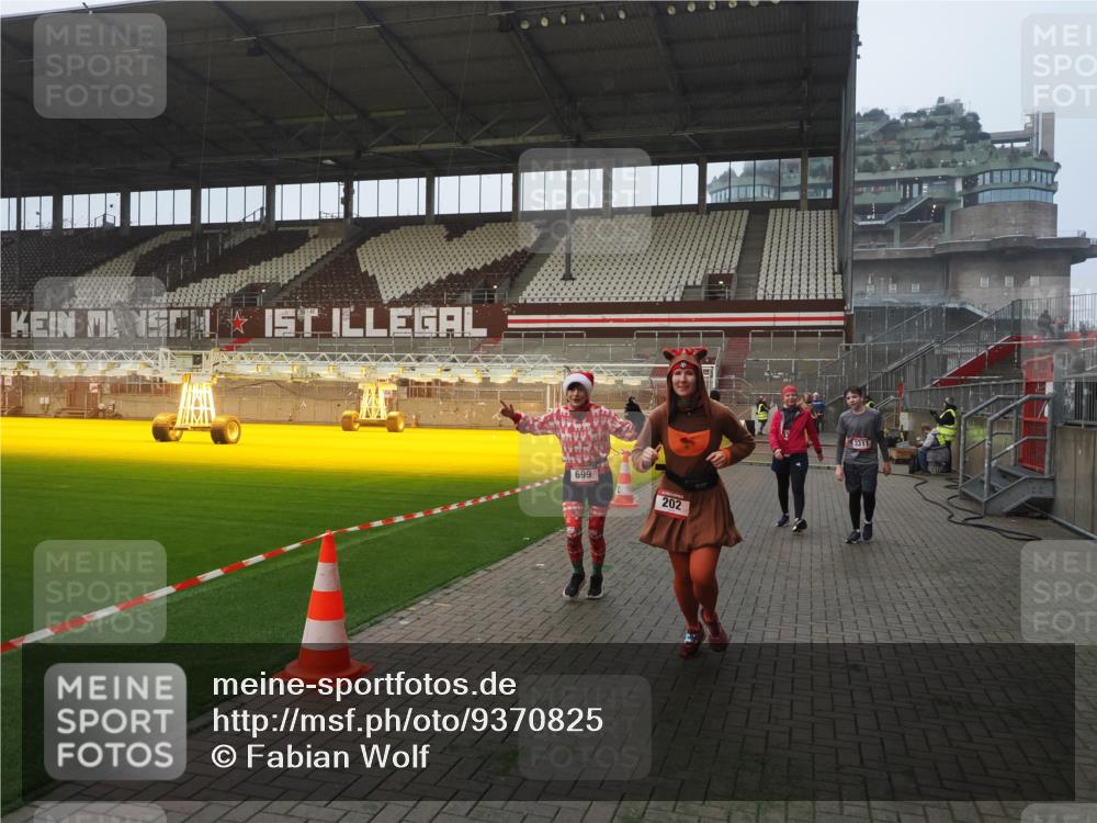 07.12.2025 - St. Pauli X-Mass-Run No. 15 Fabian Wolf http://msf.ph/oto/9370825 07.12.2025 10:05:07 Ziel 202, 210, 292, 699, 1973, 1991, 2168, 2249, 2856, 2866, 3307, 3311 meine-sportfotos.de