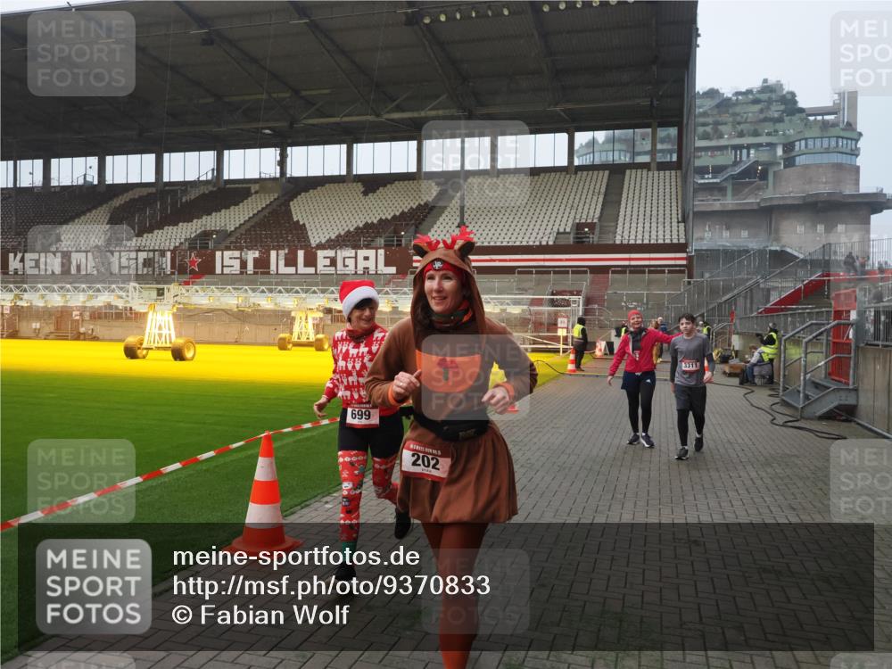 07.12.2025 - St. Pauli X-Mass-Run No. 15 Fabian Wolf http://msf.ph/oto/9370833 07.12.2025 10:05:08 Ziel 114, 202, 210, 292, 699, 1973, 1991, 2168, 2249, 2856, 2866, 3307, 3311 meine-sportfotos.de