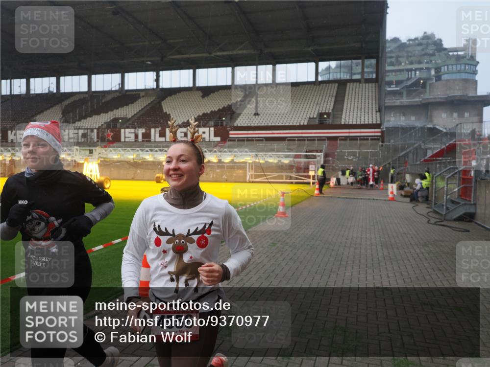 07.12.2025 - St. Pauli X-Mass-Run No. 15 Fabian Wolf http://msf.ph/oto/9370977 07.12.2025 10:05:29 Ziel 543, 668, 950, 1121, 1316, 1374, 1481, 1661, 1761, 3186, 3386, 4036, 4556, 4558 meine-sportfotos.de