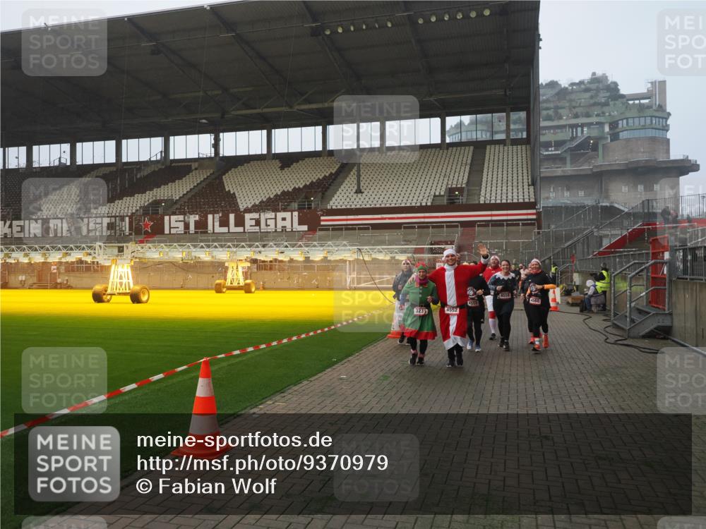 07.12.2025 - St. Pauli X-Mass-Run No. 15 Fabian Wolf http://msf.ph/oto/9370979 07.12.2025 10:05:38 Ziel 123, 363, 385, 512, 668, 945, 950, 1215, 1222, 1316, 1374, 3231, 4552, 4555, 4556, 4558, 4559, 4560 meine-sportfotos.de