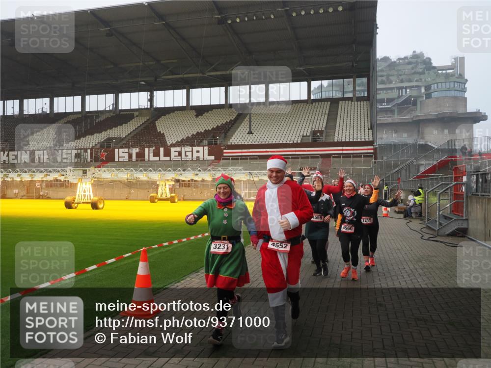 07.12.2025 - St. Pauli X-Mass-Run No. 15 Fabian Wolf http://msf.ph/oto/9371000 07.12.2025 10:05:40 Ziel 54, 123, 363, 385, 512, 945, 1215, 1222, 3231, 4552, 4555, 4556, 4558, 4559, 4560 meine-sportfotos.de