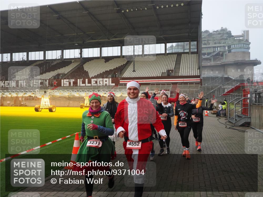 07.12.2025 - St. Pauli X-Mass-Run No. 15 Fabian Wolf http://msf.ph/oto/9371004 07.12.2025 10:05:41 Ziel 2, 3, 54, 123, 363, 385, 512, 945, 1215, 1222, 1789, 3231, 4195, 4552, 4555, 4559, 4560 meine-sportfotos.de