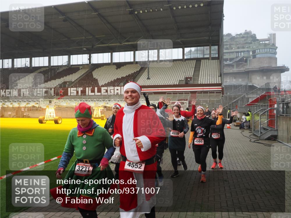 07.12.2025 - St. Pauli X-Mass-Run No. 15 Fabian Wolf http://msf.ph/oto/9371007 07.12.2025 10:05:41 Ziel 2, 3, 54, 123, 363, 385, 512, 945, 1215, 1222, 1789, 3231, 4195, 4552, 4555, 4559, 4560 meine-sportfotos.de