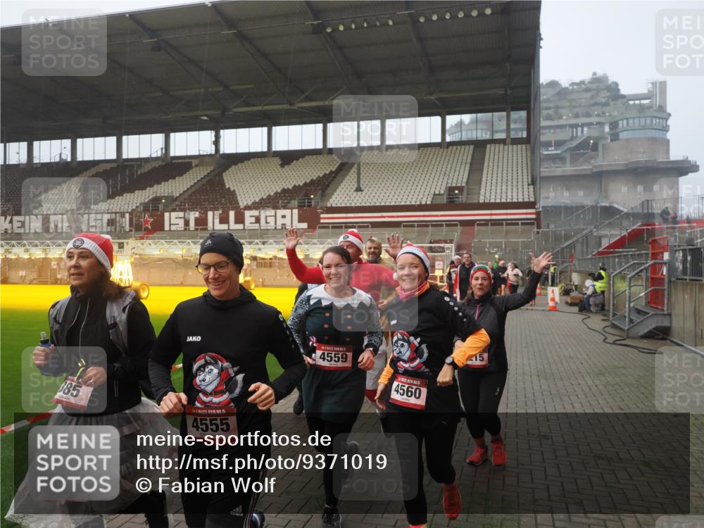 07.12.2025 - St. Pauli X-Mass-Run No. 15 Fabian Wolf http://msf.ph/oto/9371019 07.12.2025 10:05:42 Ziel 2, 3, 54, 123, 363, 385, 512, 945, 1215, 1222, 1789, 1791, 3231, 4195, 4552, 4555, 4559, 4560 meine-sportfotos.de