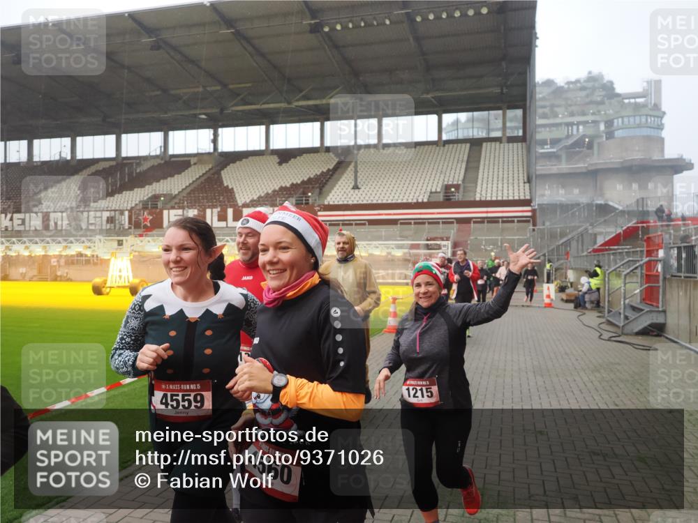 07.12.2025 - St. Pauli X-Mass-Run No. 15 Fabian Wolf http://msf.ph/oto/9371026 07.12.2025 10:05:43 Ziel 2, 3, 54, 123, 363, 385, 512, 945, 1215, 1222, 1789, 1791, 3231, 4194, 4195, 4552, 4555, 4559, 4560 meine-sportfotos.de