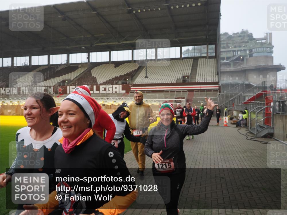 07.12.2025 - St. Pauli X-Mass-Run No. 15 Fabian Wolf http://msf.ph/oto/9371028 07.12.2025 10:05:43 Ziel 2, 3, 54, 123, 363, 385, 512, 945, 1215, 1222, 1789, 1791, 3231, 4194, 4195, 4552, 4555, 4559, 4560 meine-sportfotos.de
