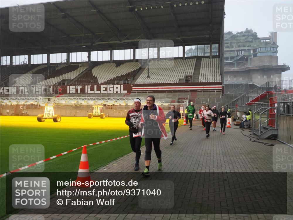 07.12.2025 - St. Pauli X-Mass-Run No. 15 Fabian Wolf http://msf.ph/oto/9371040 07.12.2025 10:05:46 Ziel 2, 3, 54, 123, 363, 385, 512, 945, 1215, 1222, 1789, 1791, 3231, 3877, 4194, 4195, 4552, 4555, 4559, 4560 meine-sportfotos.de