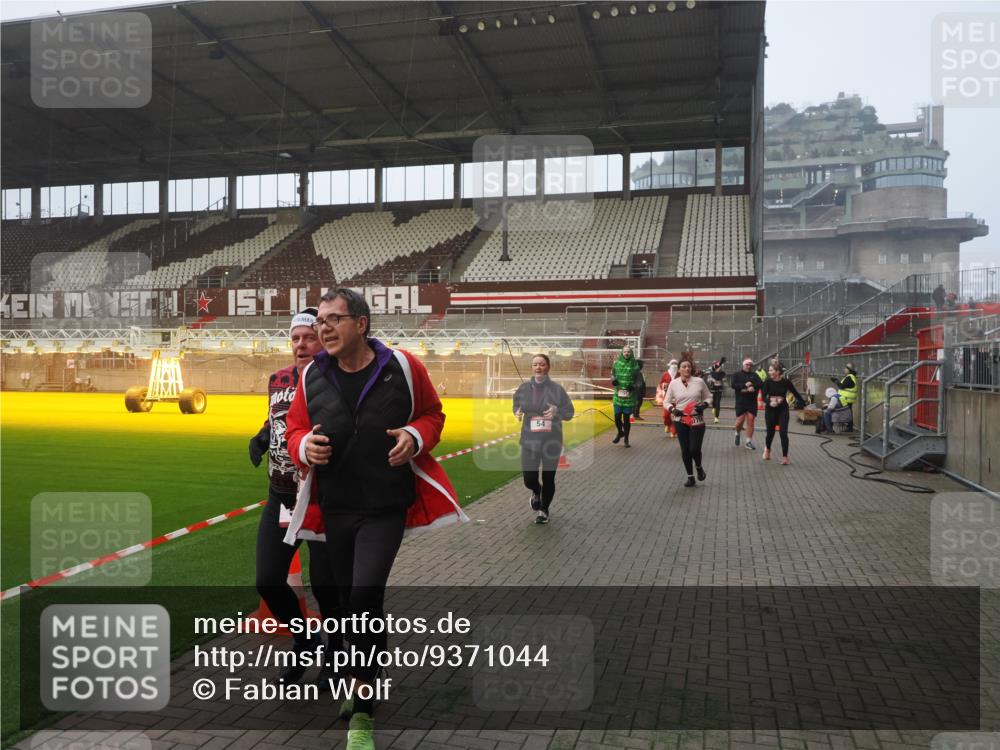 07.12.2025 - St. Pauli X-Mass-Run No. 15 Fabian Wolf http://msf.ph/oto/9371044 07.12.2025 10:05:46 Ziel 2, 3, 54, 123, 363, 385, 512, 945, 1215, 1222, 1789, 1791, 3231, 3877, 4194, 4195, 4552, 4555, 4559, 4560 meine-sportfotos.de