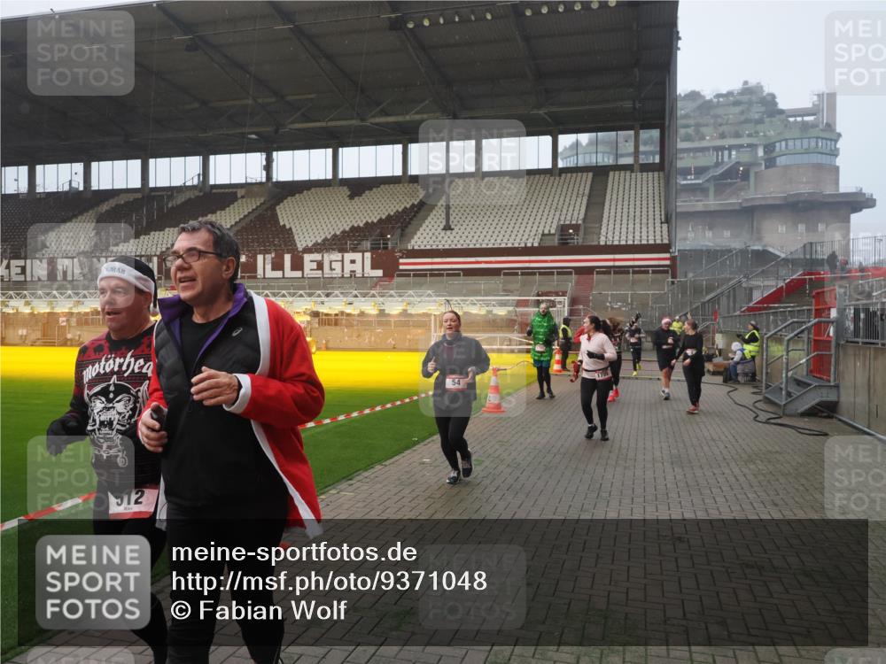 07.12.2025 - St. Pauli X-Mass-Run No. 15 Fabian Wolf http://msf.ph/oto/9371048 07.12.2025 10:05:47 Ziel 2, 3, 54, 123, 363, 385, 512, 945, 1215, 1222, 1789, 1791, 3231, 3877, 4194, 4195, 4552, 4555, 4559, 4560 meine-sportfotos.de