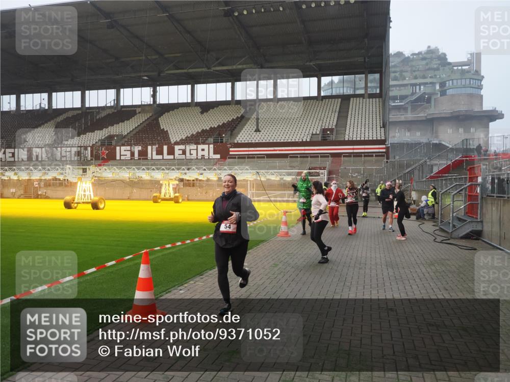 07.12.2025 - St. Pauli X-Mass-Run No. 15 Fabian Wolf http://msf.ph/oto/9371052 07.12.2025 10:05:48 Ziel 2, 3, 54, 123, 363, 385, 512, 945, 1215, 1222, 1789, 1791, 3231, 3877, 4194, 4195, 4552, 4555, 4559, 4560 meine-sportfotos.de