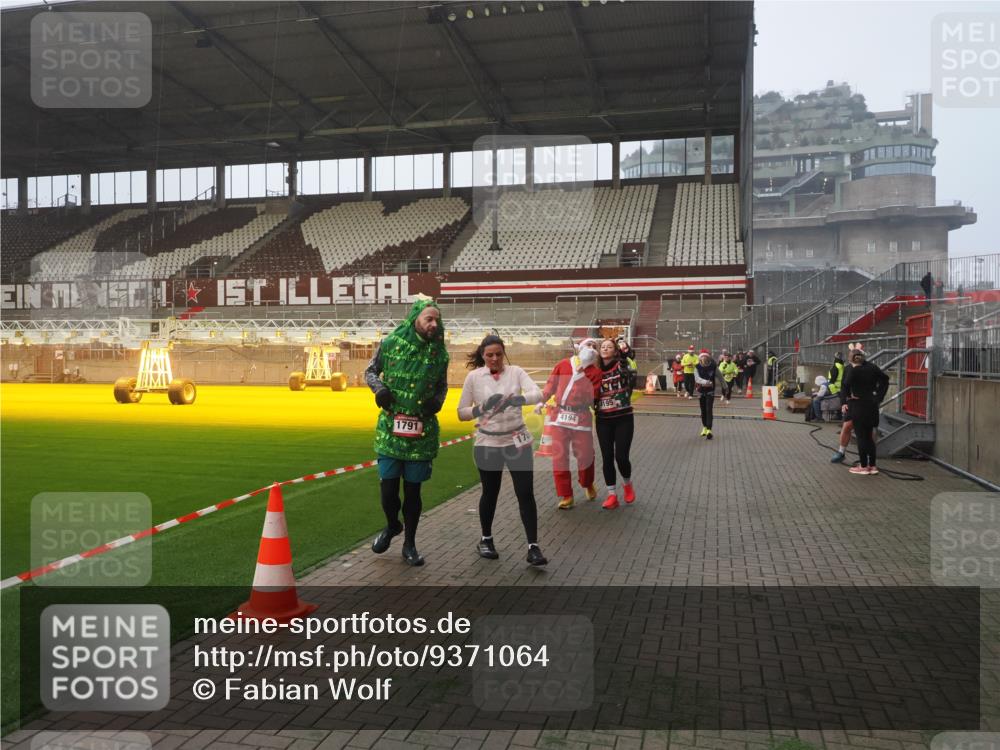 07.12.2025 - St. Pauli X-Mass-Run No. 15 Fabian Wolf http://msf.ph/oto/9371064 07.12.2025 10:05:51 Ziel 2, 3, 54, 123, 363, 385, 512, 676, 945, 1215, 1222, 1789, 1791, 3231, 3877, 4194, 4195, 4552, 4555, 4559, 4560 meine-sportfotos.de