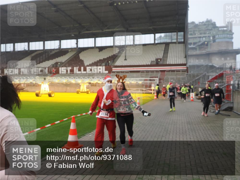 07.12.2025 - St. Pauli X-Mass-Run No. 15 Fabian Wolf http://msf.ph/oto/9371088 07.12.2025 10:05:54 Ziel 2, 3, 54, 123, 363, 424, 512, 676, 805, 834, 1789, 1791, 2756, 2757, 3857, 3877, 4194, 4195 meine-sportfotos.de