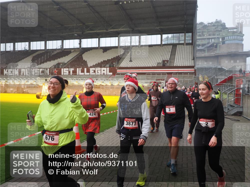 07.12.2025 - St. Pauli X-Mass-Run No. 15 Fabian Wolf http://msf.ph/oto/9371101 07.12.2025 10:06:01 Ziel 2, 3, 148, 180, 424, 468, 676, 805, 834, 1788, 1789, 1791, 2756, 2757, 2894, 2968, 3093, 3172, 3196, 3812, 3814, 3857, 3859, 3877, 4194, 4195, 4235, 4236, 4237, 4246, 4251 meine-sportfotos.de