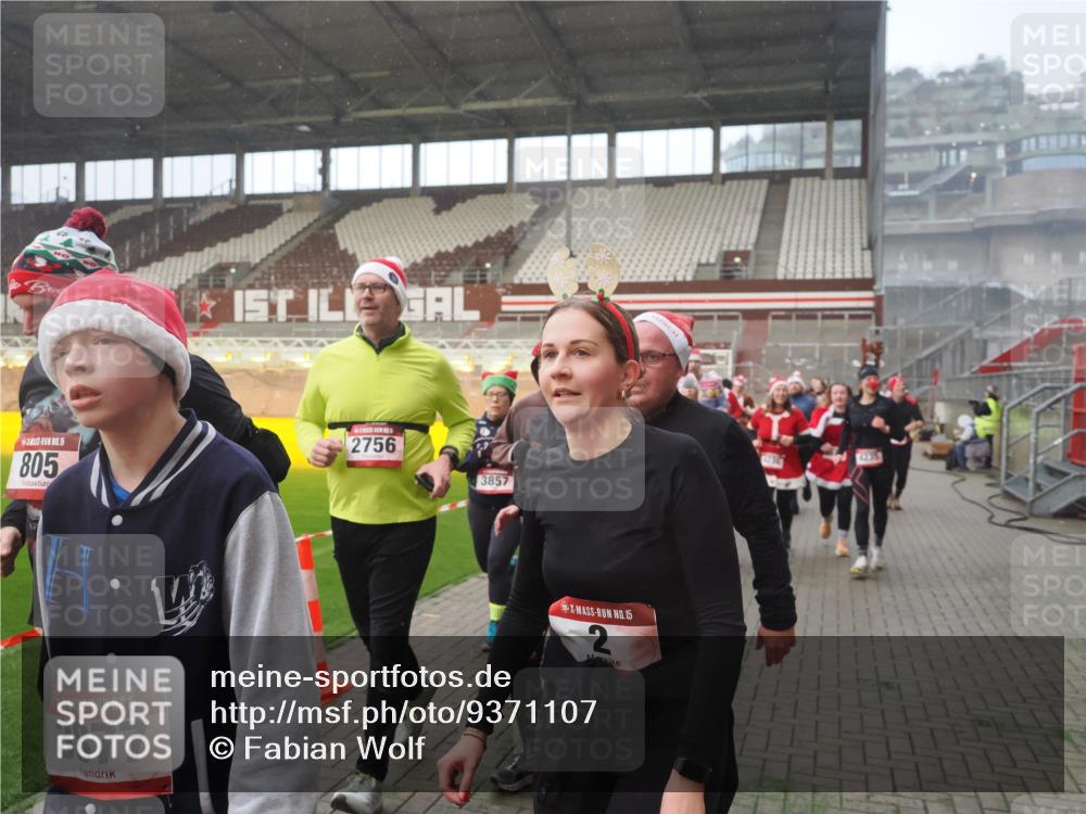 07.12.2025 - St. Pauli X-Mass-Run No. 15 Fabian Wolf http://msf.ph/oto/9371107 07.12.2025 10:06:02 Ziel 148, 180, 424, 468, 676, 805, 834, 1788, 1791, 2756, 2757, 2894, 2968, 3093, 3172, 3196, 3812, 3814, 3857, 3859, 3877, 4194, 4235, 4236, 4237, 4246, 4251 meine-sportfotos.de